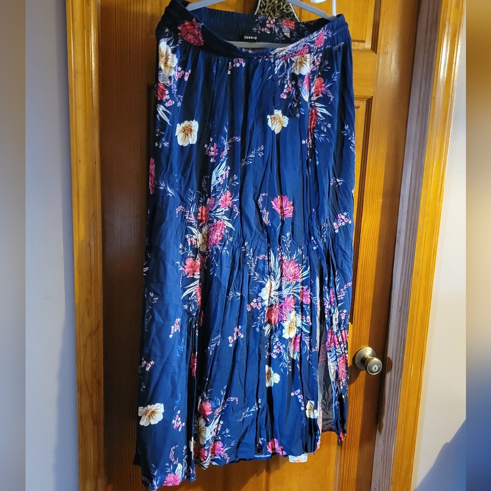 Blue floral 1x torrid maxi skirt pre owned with 2 slits